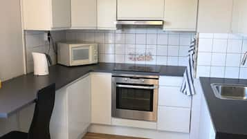 Standard double room Nr 3 | Shared kitchen | Full-sized fridge, microwave, oven, dishwasher