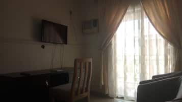 Suite Business | Sala de estar | Televisión LCD de 32 pulgadas con canales por satélite, una televisión