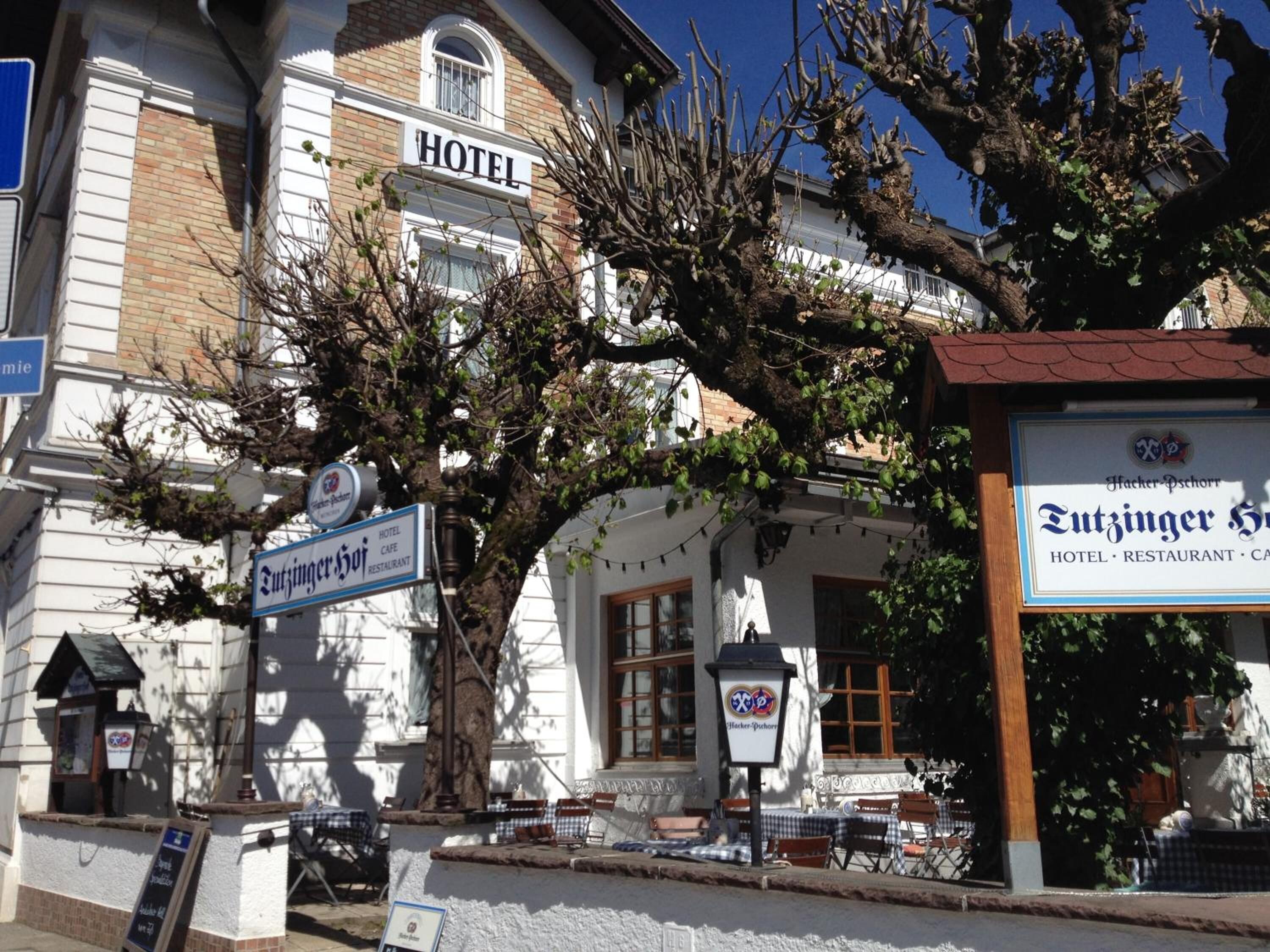 Un hotel con un letrero que indica que ofrece restaurante y cafetería.
