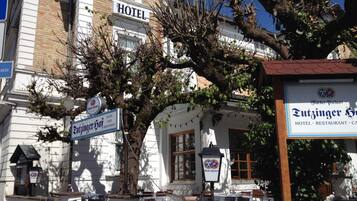 Un hotel con un letrero que indica que ofrece restaurante y cafetería.