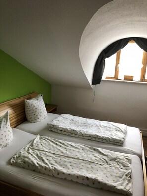 Double Room, 1 Queen Bed, Non Smoking | In-room safe, desk, blackout drapes, iron/ironing board