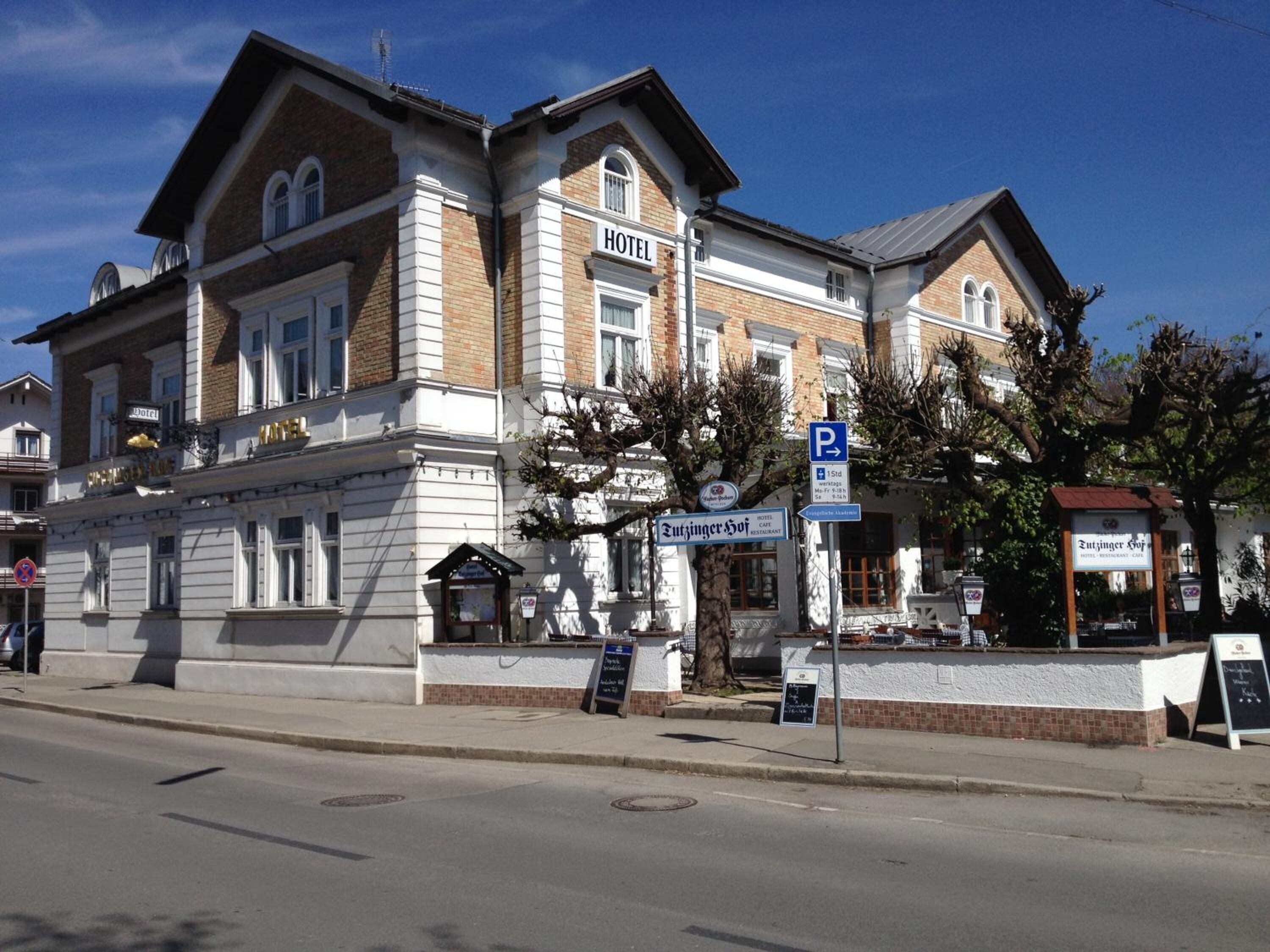 A historic hotel with a classic facade, a prominent entrance, and a visible parking sign.