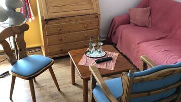 Chambre Double, 1 grand lit, non-fumeurs | Coffres-forts dans les chambres, bureau, rideaux occultants