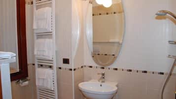 Shower, rainfall showerhead, free toiletries, towels