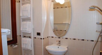 Doccia, soffione a pioggia, set di cortesia gratuito, asciugamani