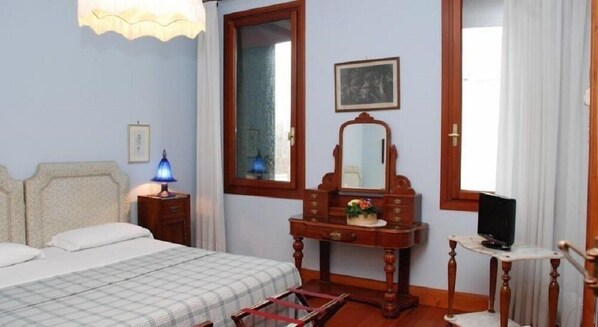 Zimmersafe, Schreibtisch, schallisolierte Zimmer, Babybetten