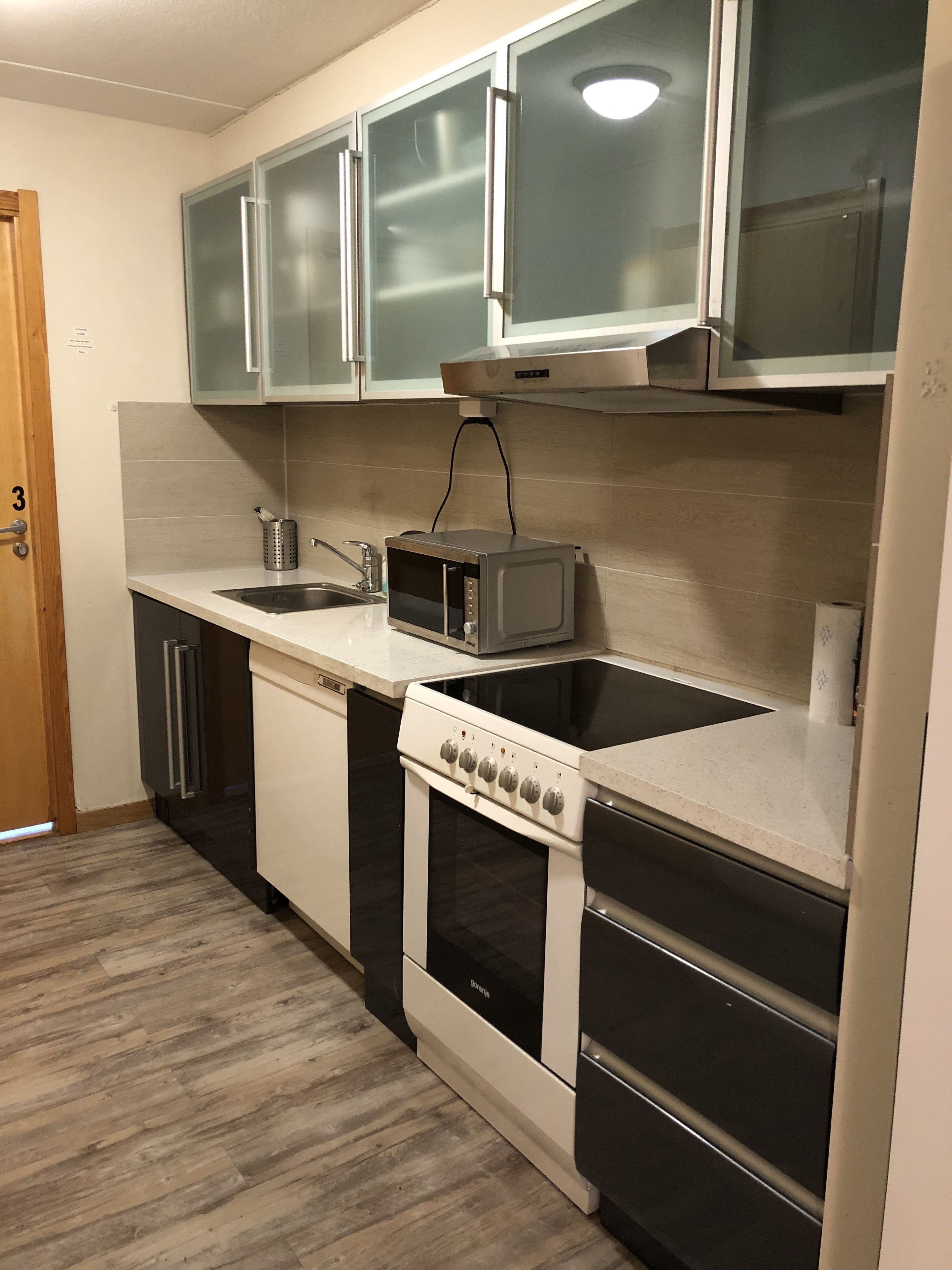 Kjøleskap, mikrobølgeovn, ovn og kokeplater