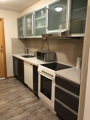 Refrigerador con freezer, microondas, horno, placa de cocina