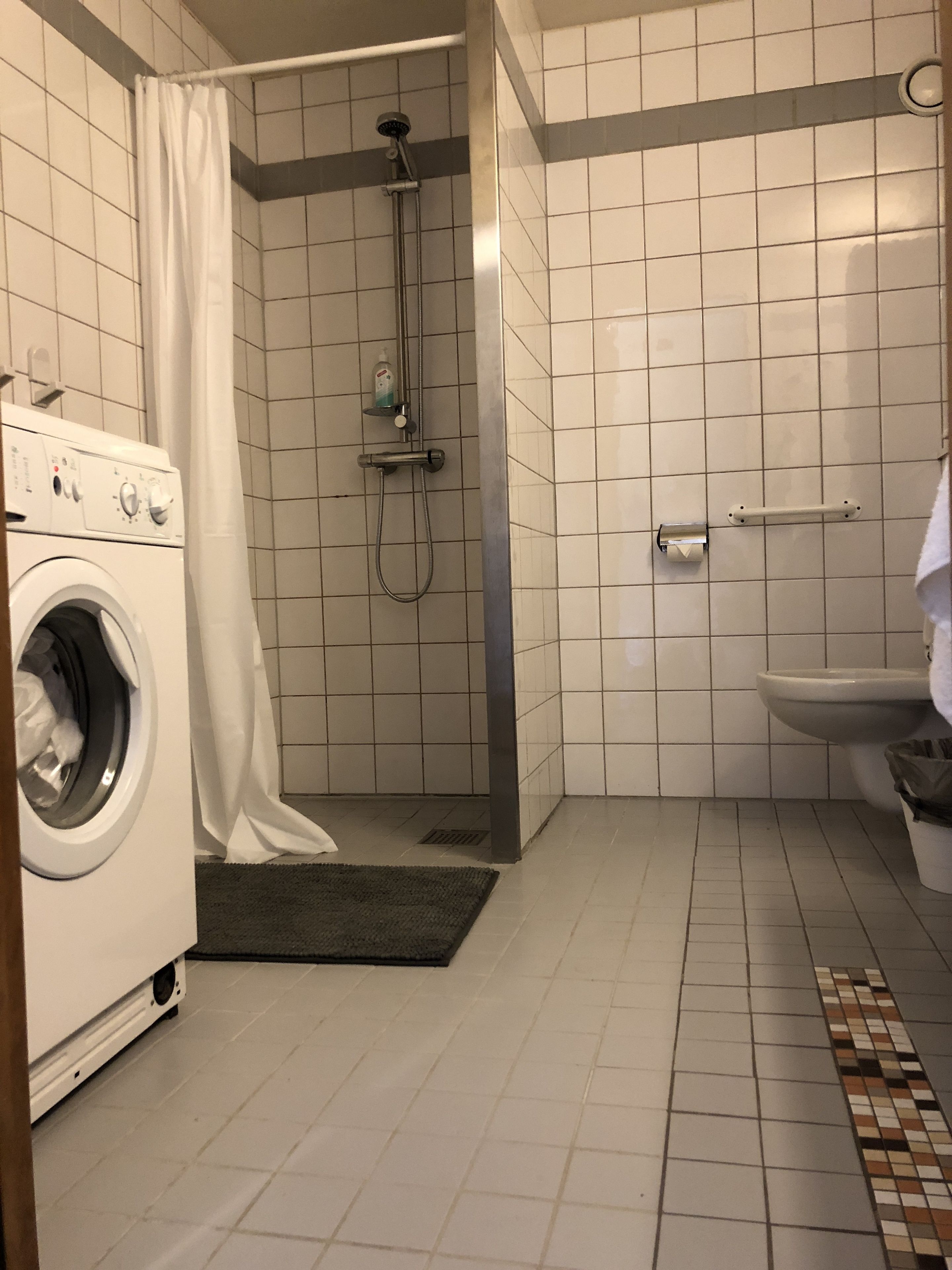 Standard double room Nr 5 | Bathroom | Shower, free toiletries, towels