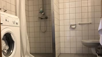 Standard double room Nr 5 | Bathroom | Shower, free toiletries, towels