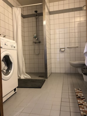 Standard double room Nr 5 | Bathroom | Shower, free toiletries, towels - Guest House Centrum 11 (Oslo)