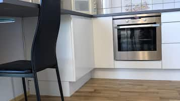 Full-size fridge, microwave, oven, stovetop