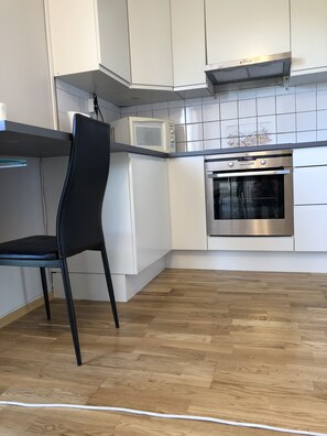 Full-sized fridge, microwave, oven, stovetop