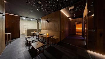 Bastu, bubbelpool, ångbastu, massage med varma stenar och djupmassage
