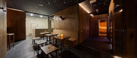 Een sauna, een bubbelbad, een stoombad, hotstone-massages