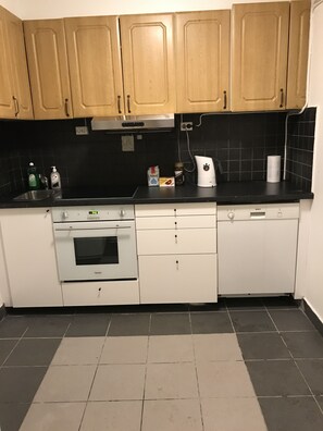 Standard Apartment | Private kitchen | Full-size fridge, microwave, oven, stovetop - Centrum Apartment Lagårdsveien 69 (Stavanger)