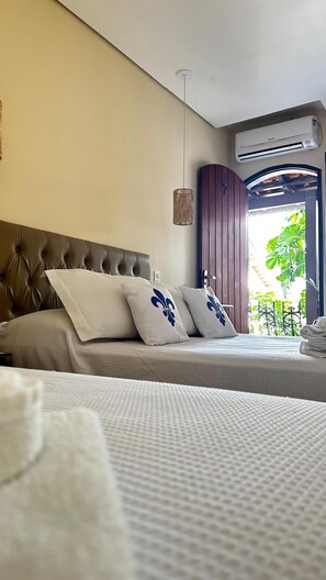 Habitación triple | Minibar, caja de seguridad en la habitación, wifi gratis y ropa de cama 