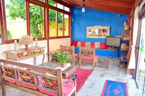 Lobby sitting area - Magnu's Pousada (Paraty)