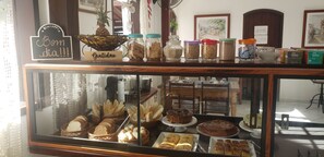 Kopi dan/atau alat penyeduh kopi