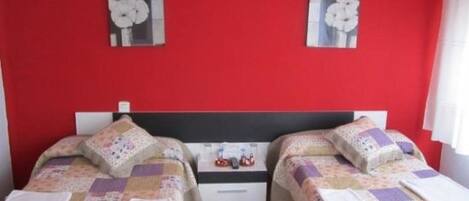 Minibar, lydisolert, wi-fi (inkludert) og sengetøy