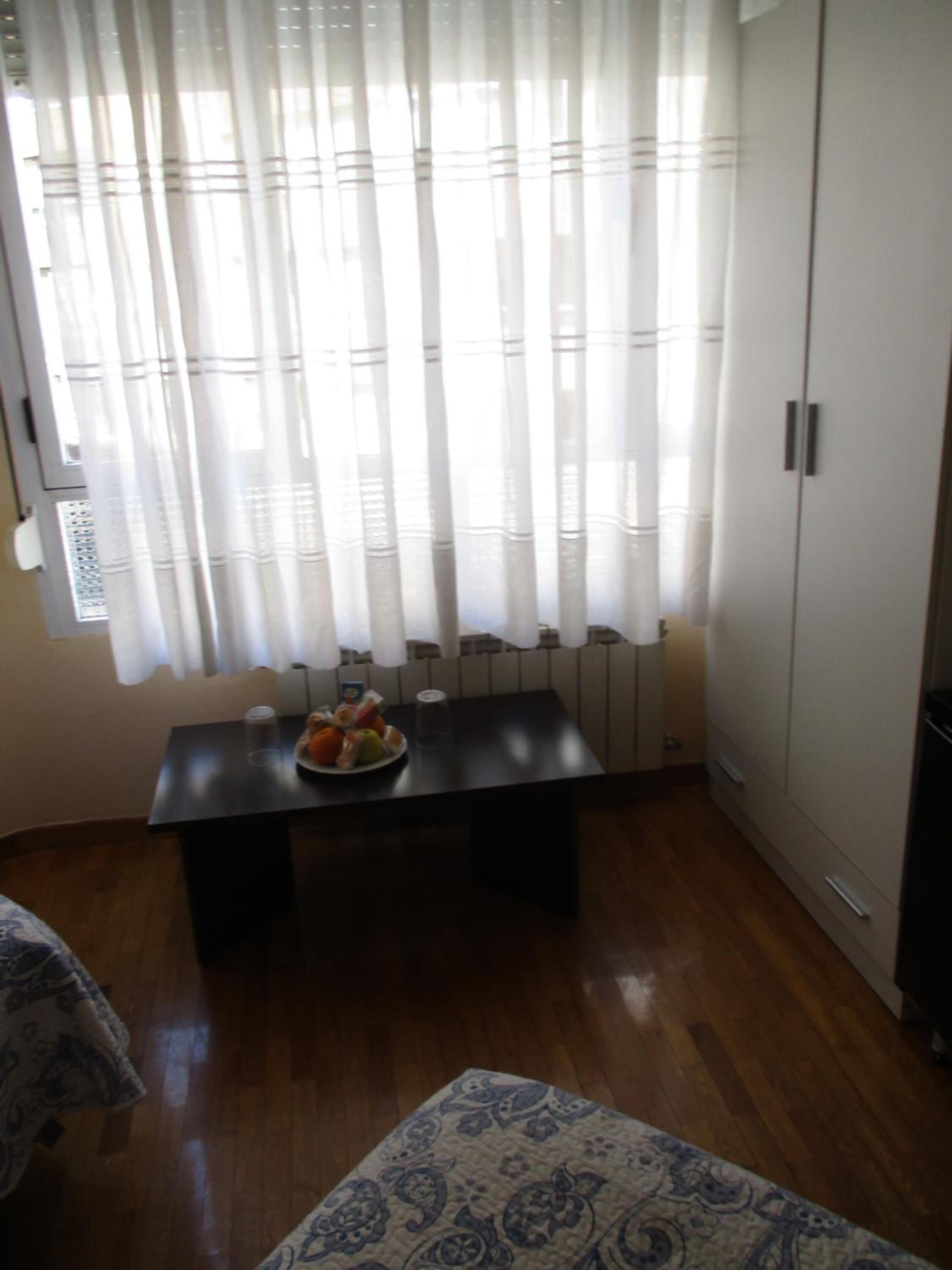 Minibar, kedap suara, Wi-Fi gratis, dan seprai linen