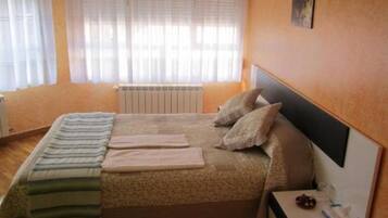 Double Room, 1 Queen Bed, Non Smoking | Minibar, soundproofing, free WiFi, bed sheets