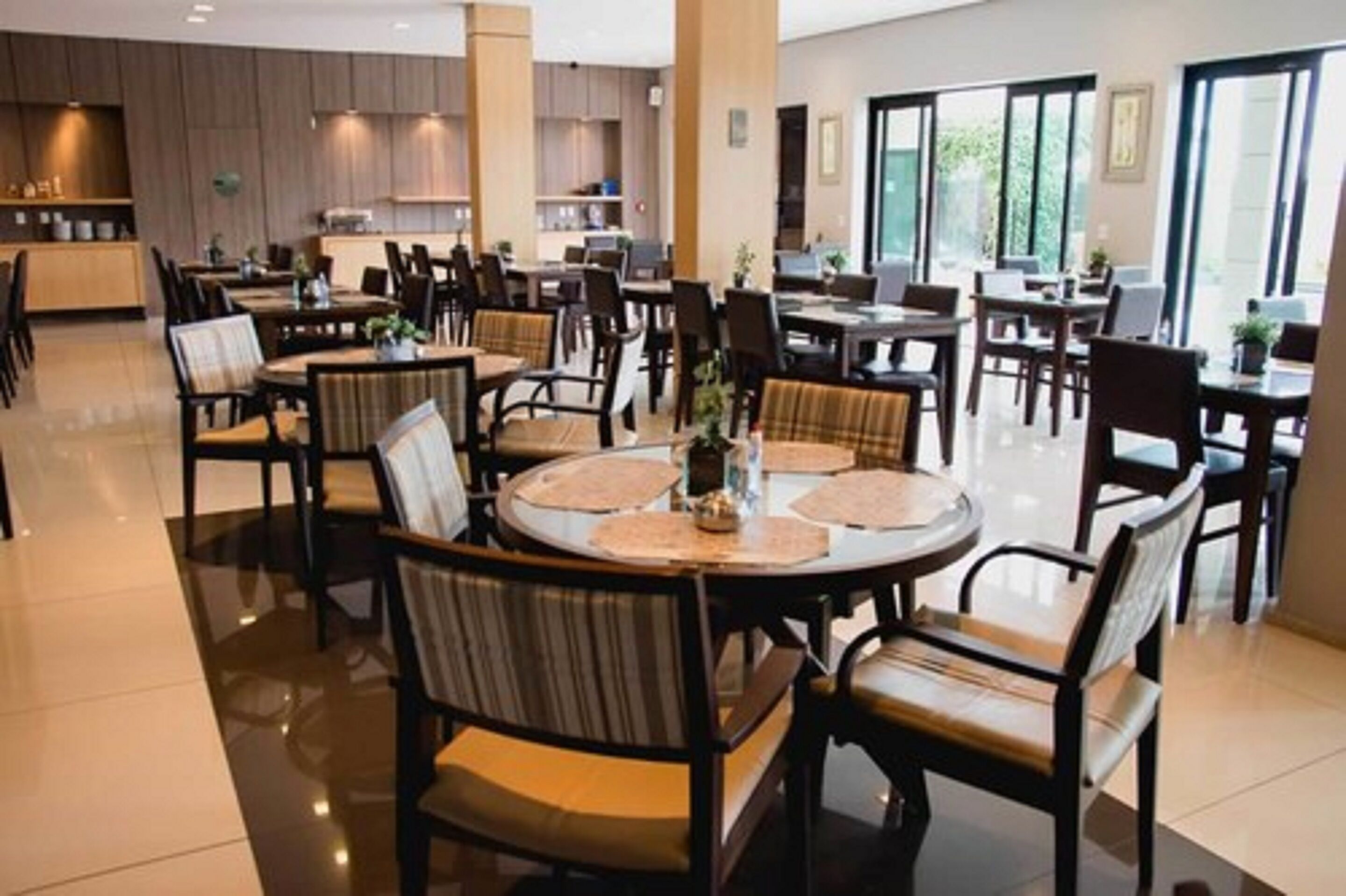 Café da manhã com buffet grátis todos os dias