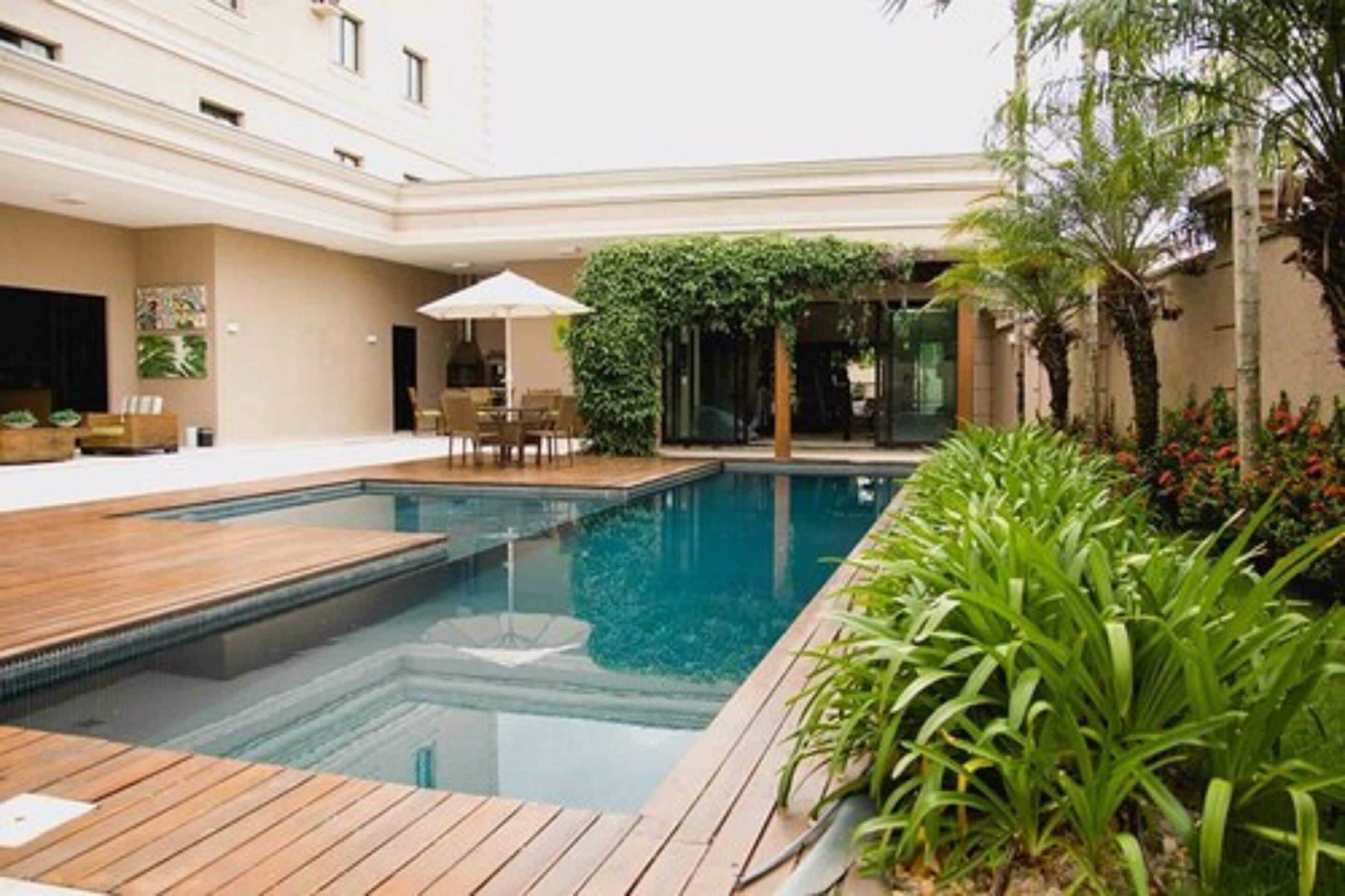 outdoor pool, open 7:00 am to 10:00 pm, pool loungers