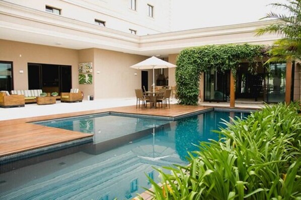 室外游泳池，07:00 至 22:00 开放，日光浴躺椅