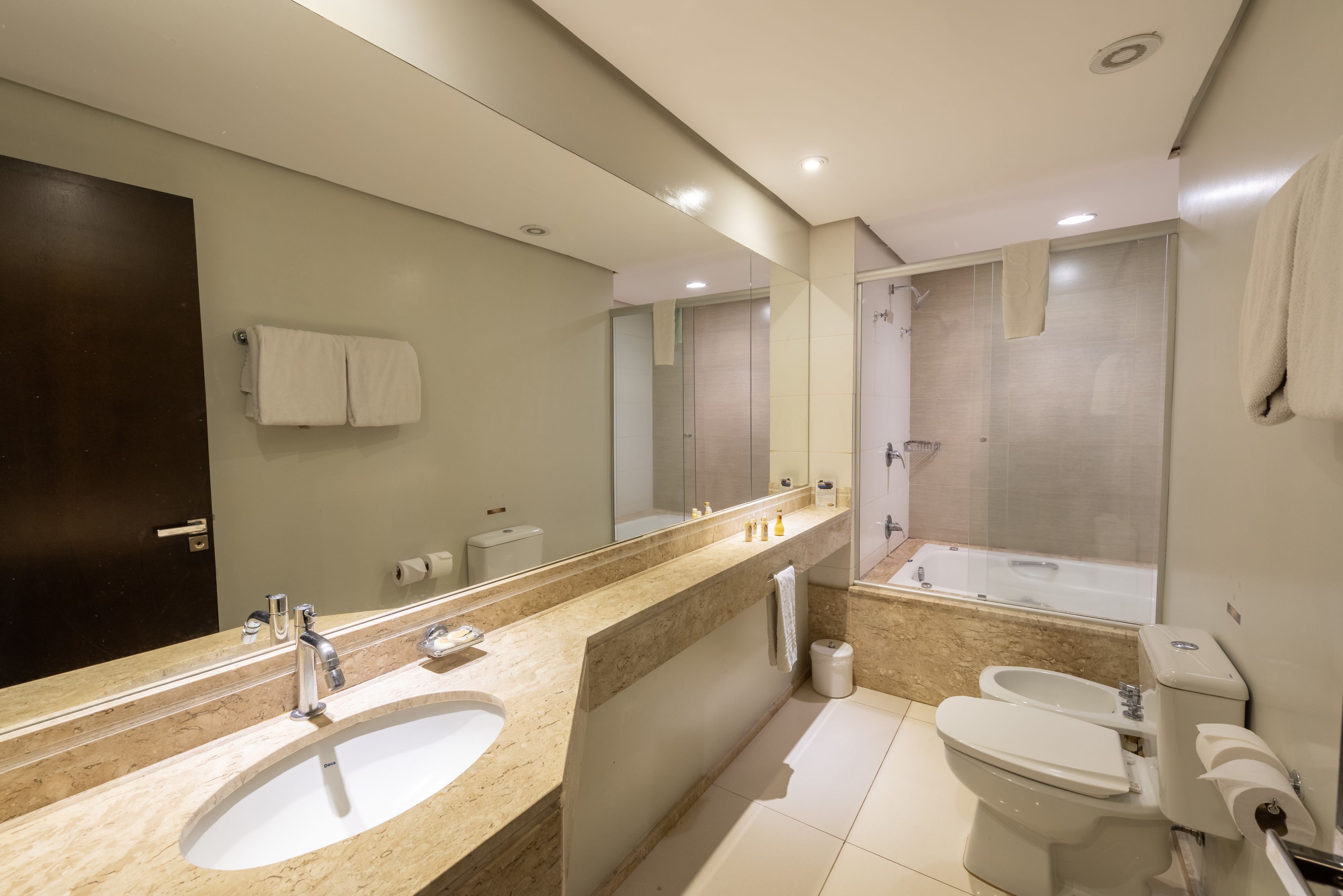 suite master cama king size | bathroom | shower, free toiletries, towels