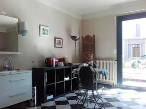 Habitación doble estándar, para no fumadores | Área de sala de estar | Televisión de pantalla plana y reproductor de DVD