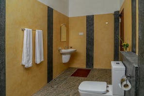 Kamar Double Deluks, 1 Tempat Tidur Double, akses difabel | Kamar mandi | Shower, kloset,  dan handuk