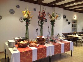 Una mesa de buffet con diferentes tipos de comida y jarrones decorativos.