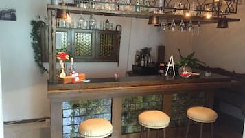 Bar (trong khuôn viên)