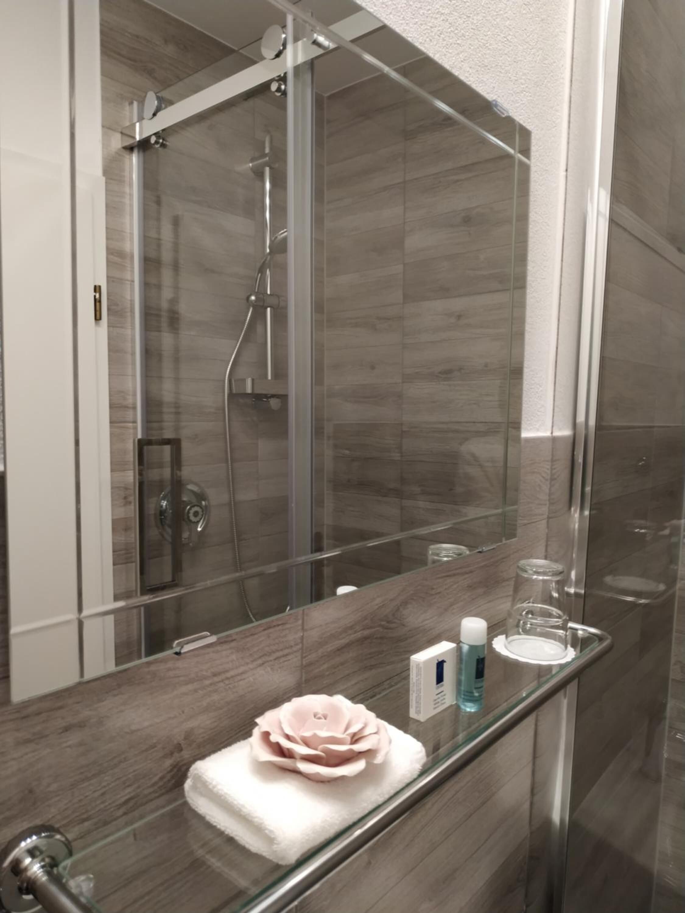 Douche, articles de toilette gratuits, sèche-cheveux
