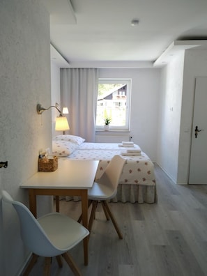 Premium bedding, desk, blackout drapes, free WiFi - B&B Am Knittenberg (Winterberg)