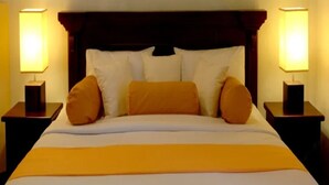 A hotel room with a large bed, two bedside tables, and two lamps. - Avian Breeze (Nuwara Eliya)