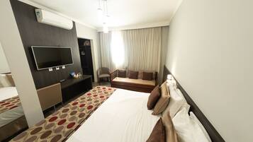 Suite Luxo, Cama King Size | Frigobar, escrivaninha, cortinas blackout, Wi-Fi de cortesia