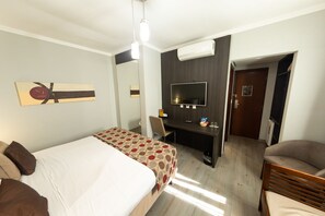 Minibar, escritorio, cortinas blackout y wifi gratis 