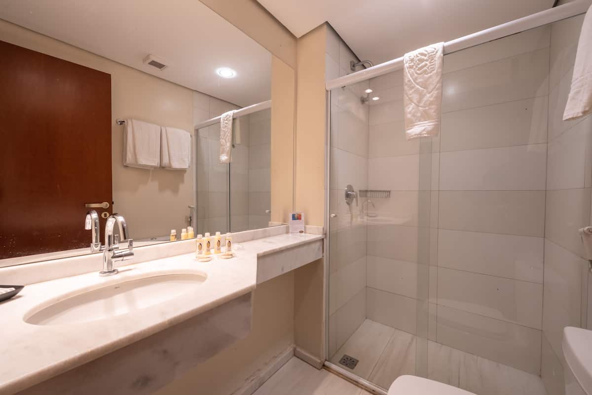 quarto superior com ar, cama queen | bathroom | shower, free toiletries, towels