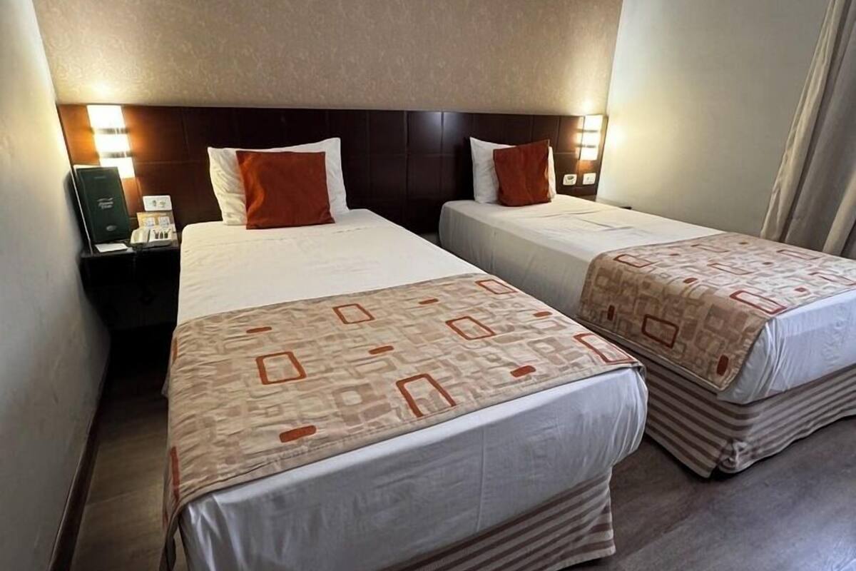 quarto superior, ventilador, 2 camas solteiro | 1 bedroom, minibar, desk, blackout curtains