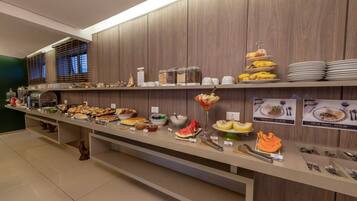 Café da manhã com buffet grátis todos os dias