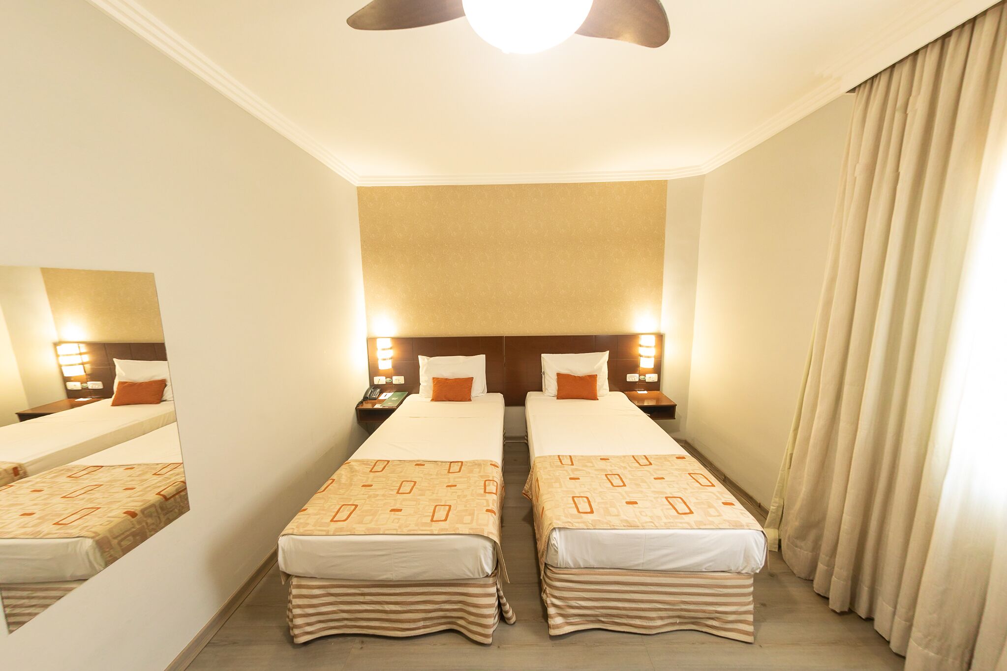 quarto superior, ventilador, 2 camas solteiro | 1 bedroom, minibar, desk, blackout curtains