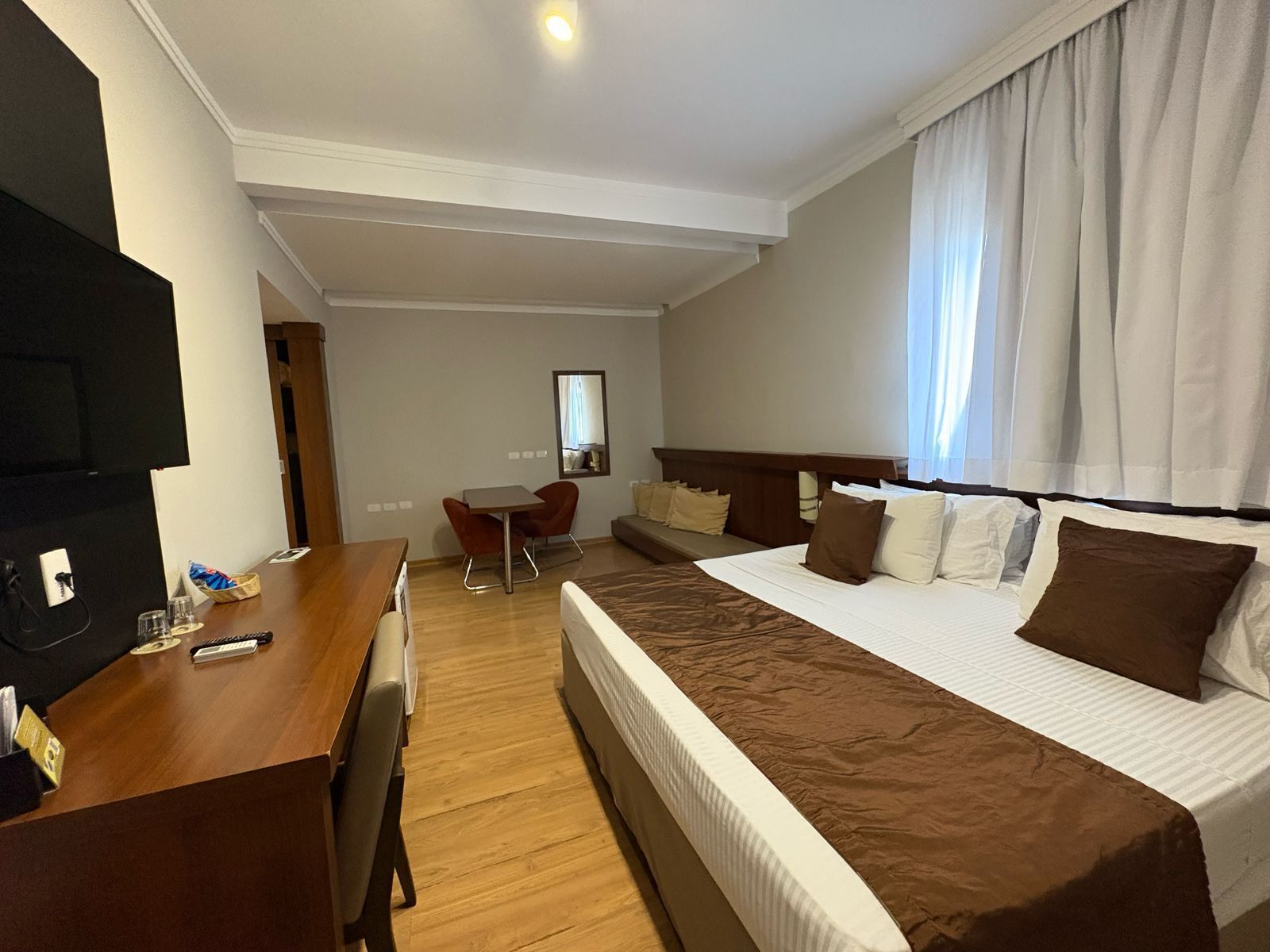 deluxe room, 1 double bed, air conditioning | 1 bedroom, minibar, in-room safe, desk