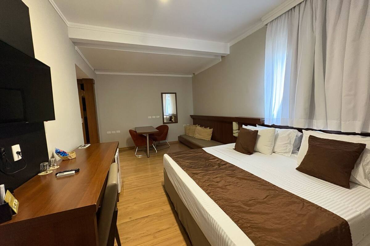 deluxe room, 1 double bed, air conditioning | 1 bedroom, minibar, in-room safe, desk