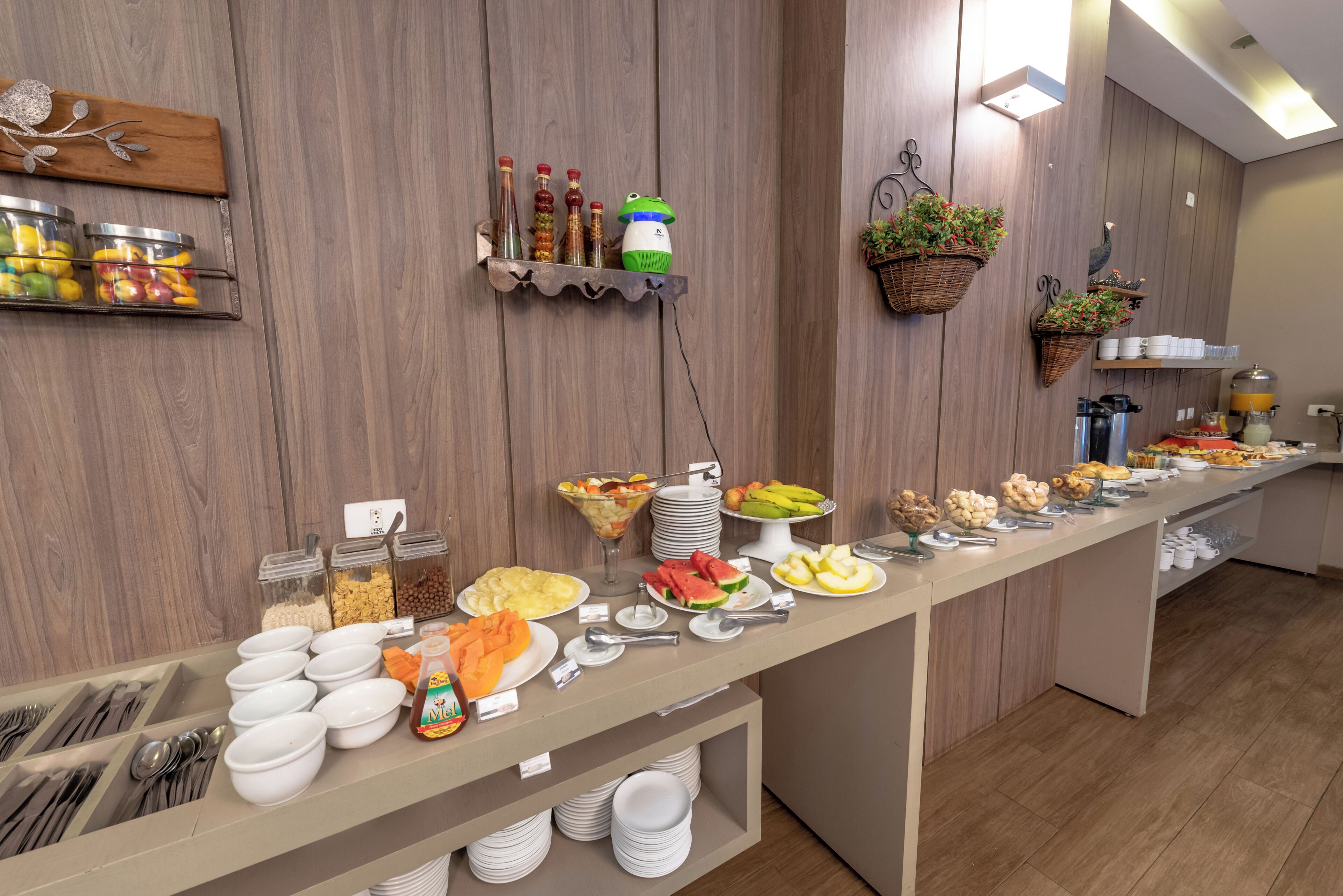 Ein reichhaltiges Buffet mit verschiedenen Speisen und Beilagen.