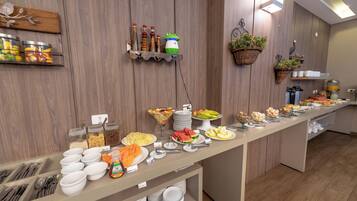 Ein reichhaltiges Buffet mit verschiedenen Speisen und Beilagen.