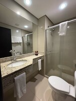 Habitación estándar, Aire acondicionado (Class) | Baño | Ducha, artículos de higiene personal gratuitos y toallas