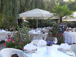 2 restaurants, dinner served