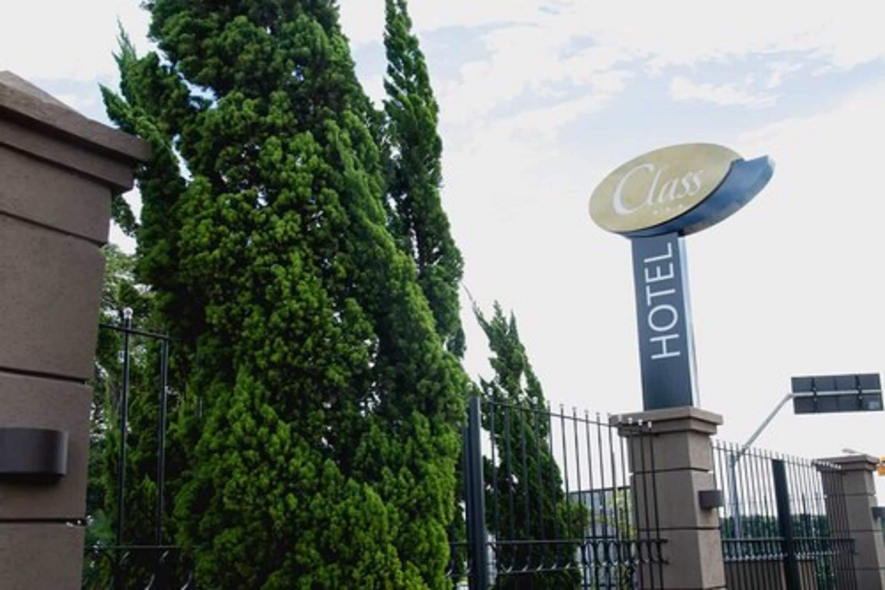 A hotel sign with the word "Class" and "HOTEL" on it.